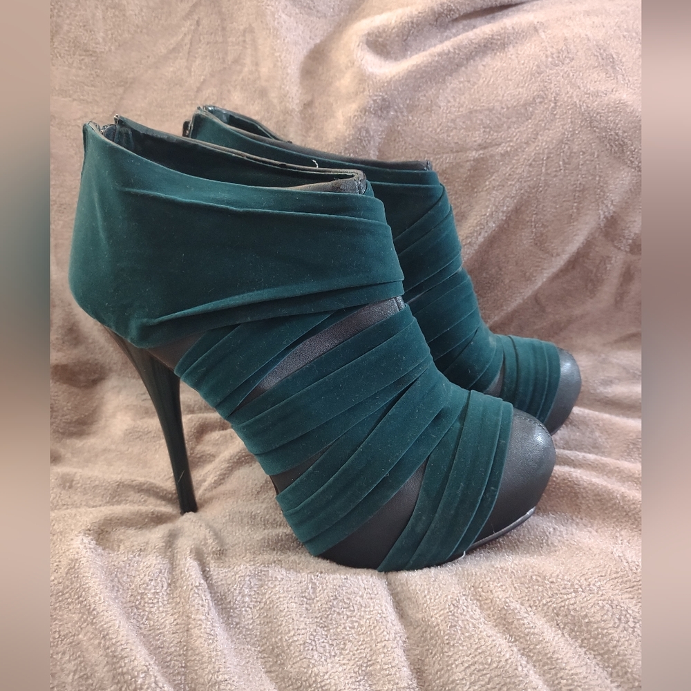Qupid green heel size 9